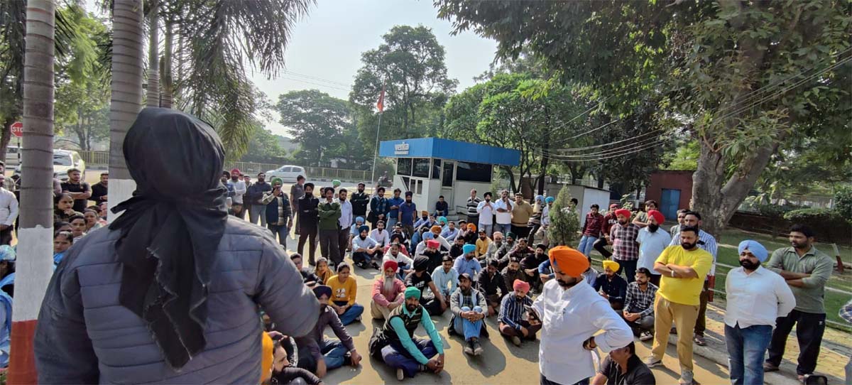 Demonstration against non-payment of bonuses to employees of Vekra Milk Plant Mohali as per Bonus Act